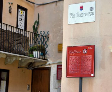 Turistler için İngilizce ve İtalyanca olarak Senatorio Sarayı için belirtiler 25 Sep 2021 Trapani İtalya