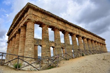 Segesta 'daki eski Yunan tapınağı, Trapani Sicilya, İtalya