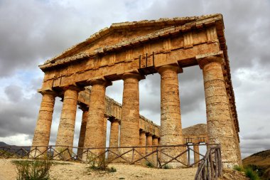 Segesta 'daki eski Yunan tapınağı, Trapani Sicilya, İtalya