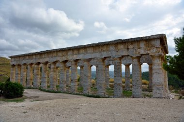 Segesta 'daki eski Yunan tapınağı, Trapani Sicilya, İtalya
