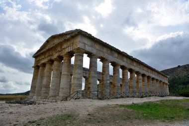 Segesta 'daki eski Yunan tapınağı, Trapani Sicilya, İtalya