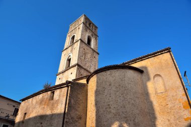 San Pietro Kilisesi arka cephe ve çan kulesi Teggiano İtalya