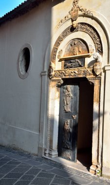 Katedralin yan kapısı Santa Maria Maggiore Teggiano İtalya