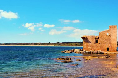 İtalya 'nın Noto ve Syracuse yakınlarındaki Sicilya' daki tarihi Sveva Kulesi Vendicari doğa rezervi.