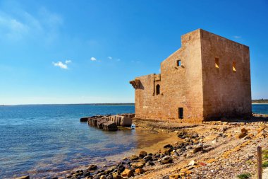 İtalya 'nın Noto ve Syracuse yakınlarındaki Sicilya' daki tarihi Sveva Kulesi Vendicari doğa rezervi.