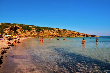 Sicilya 'nın en güzel plajlarından birinde 24 Eylül 2018' de Vendicari Doğal Rezervi 'nde (Siracusa İtalya) turistler görülüyor. 