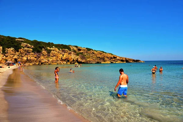 Τουρίστες Στην Παραλία Cala Mosche Μια Από Τις Πιο Όμορφες — Φωτογραφία Αρχείου