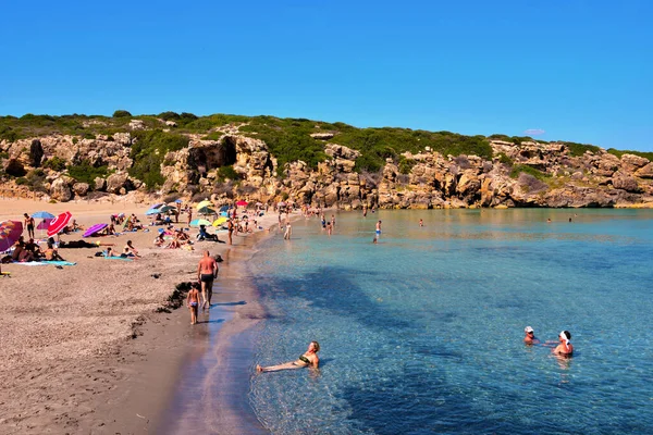 Turyści Plaży Cala Mosche Jednej Najpiękniejszych Plaż Sycylii Rezerwacie Przyrody — Zdjęcie stockowe