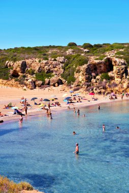 Sicilya 'nın en güzel plajlarından birinde 24 Eylül 2018' de Vendicari Doğal Rezervi 'nde (Siracusa İtalya) turistler görülüyor. 