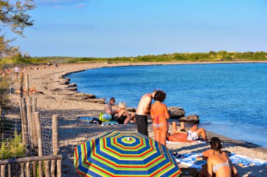 Sicilya 'nın en güzel plajlarından birinde 24 Eylül 2018' de Vendicari Doğal Rezervi 'nde (Siracusa İtalya) turistler görülüyor. 