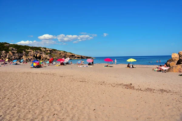 Τουρίστες Στην Παραλία Cala Mosche Μια Από Τις Πιο Όμορφες — Φωτογραφία Αρχείου