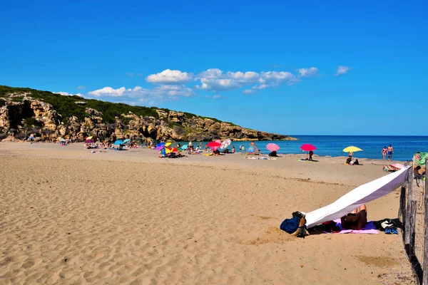 2018年9月24日意大利锡拉库扎的Vendicari自然保护区西西里最美丽海滩之一海滩上的游客 — 图库照片