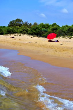 Yüzücüler ve Sampieri Ragusa İtalya 'nın uzun kumlu plajı.