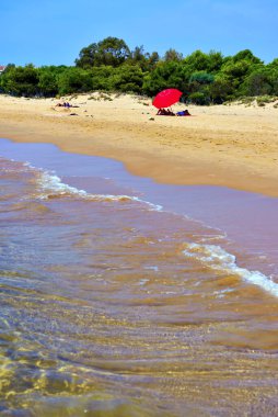 Yüzücüler ve Sampieri Ragusa İtalya 'nın uzun kumlu plajı.