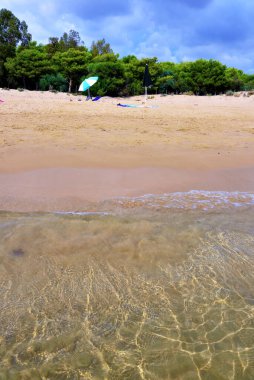 Yüzücüler ve Sampieri Ragusa İtalya 'nın uzun kumlu plajı.