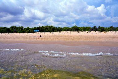 Yüzücüler ve Sampieri Ragusa İtalya 'nın uzun kumlu plajı.