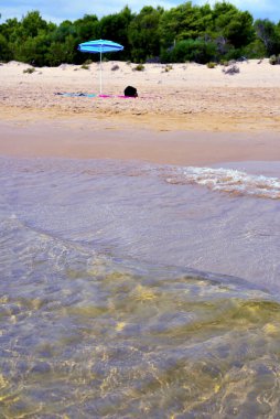 Yüzücüler ve Sampieri Ragusa İtalya 'nın uzun kumlu plajı.