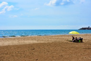 Yüzücüler ve Sampieri Ragusa İtalya 'nın uzun kumlu plajı.
