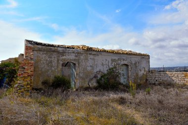 Eski bir tuğla fabrikasının kalıntıları. Sampieri (Ragusa) Sicilya, İtalya 'daki imha edilmiş sanayi fabrikası