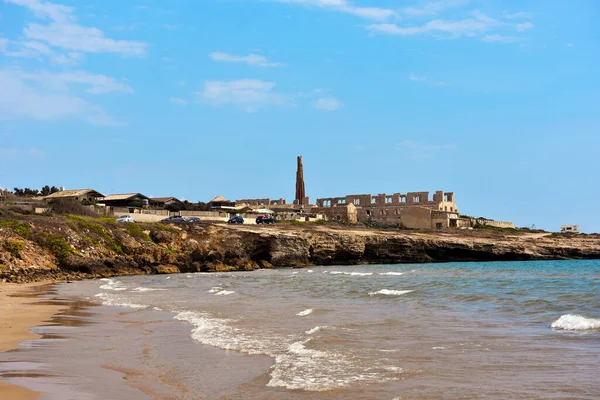 Plage Sampieri Arrière Plan Ruines Une Ancienne Usine Briques Raguse — Photo