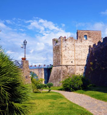 Angioino Aragonese kalesi, büyüklüğü ve mimarisi ile 14 Eylül 2018 'de İtalya' nın Agropoli kıyı kasabasını süslemektedir.