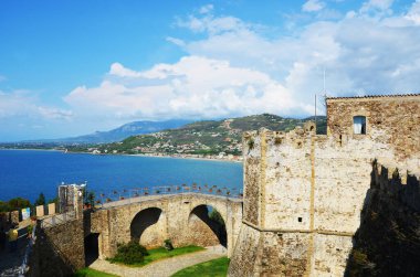 Angioino Aragonese kalesi, büyüklüğü ve mimarisi ile 14 Eylül 2018 'de İtalya' nın Agropoli kıyı kasabasını süslemektedir.