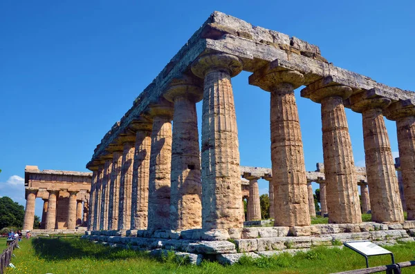 Paestum Capaccioイタリア古代ギリシャの支配の宗教的な建物の遺跡 — ストック写真