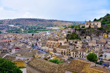 Sicilya 'nın eski Scicli şehrinin panoraması