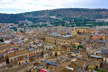 Sicilya 'nın eski Scicli şehrinin panoraması