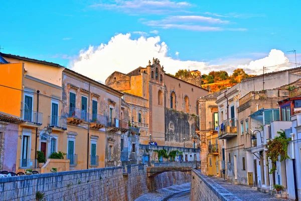 シチリア島の歴史的中心部を垣間見るイタリア — ストック写真