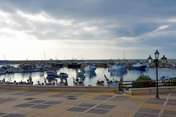 Die Strandpromenade Und Der Kleine Touristenhafen Scoglitti Sizilien Italien — Stockfoto