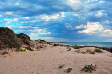 Cava Randello Entegrasyon Doğa Rezervinde gün batımı, Scoglitti, Sicilya, İtalya