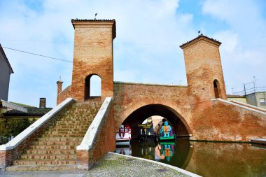 Po Delta Parkı 'ndaki karakteristik tarihi kasaba, küçük köprüleri ve pastel renkli evleri olan kanallardan oluşan bir labirente sahiptir. 10 Şubat 2018 Comacchio İtalya