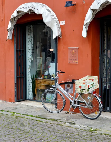 イタリア フェラーラ州のエミリア ロマーニャ州 小さなヴェネツィア とも呼ばれる小さなイタリアの町Comacchio 伝統的な建築様式の色の家2月10 2018 Comacchio Italy — ストック写真