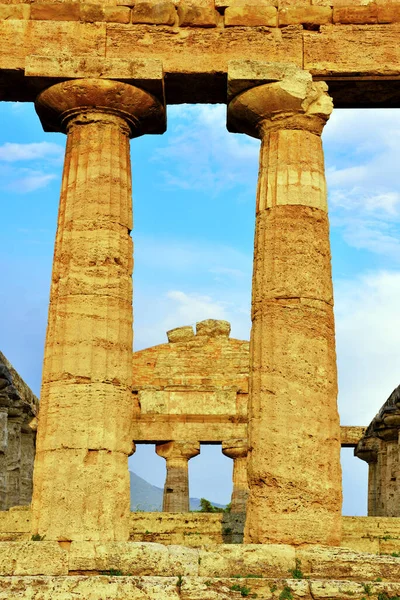 アテナ神殿またはセレス神殿 紀元前500年頃 イタリアのカパッチョ ペスタムにあるギリシャの寺院 — ストック写真
