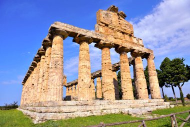 Athena Tapınağı (MÖ 500), İtalya 'nın Capaccio Paestum şehrinde bulunan bir Yunan tapınağıdır.