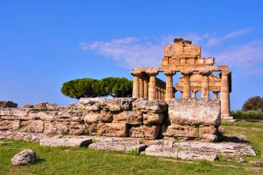 Athena Tapınağı (MÖ 500), İtalya 'nın Capaccio Paestum şehrinde bulunan bir Yunan tapınağıdır.