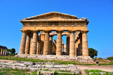 Neptün Tapınağı MÖ 460450 civarında Doric tarikatıyla inşa edildi.