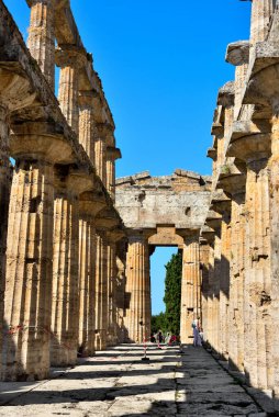 Neptün tapınağı MÖ 460-450 yılları arasında Doric tarikatıyla inşa edildi.