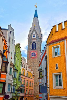 Beyaz kule ve tarihi yapılar Bressanone İtalya