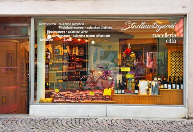 6 Temmuz 2018 'de Bressanone İtalya' nın tarihi merkezinde karakteristik kasaplık