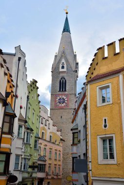 Beyaz kule ve tarihi yapılar Bressanone İtalya