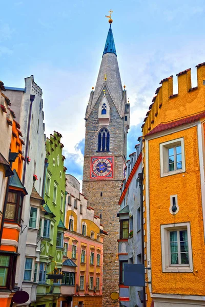 Beyaz kule ve tarihi yapılar Bressanone İtalya