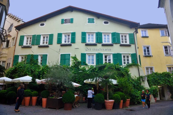 Historisches Restaurant Mit Tiroler Spezialitäten Garten Und Weinproben Edlem Ambiente — Stockfoto