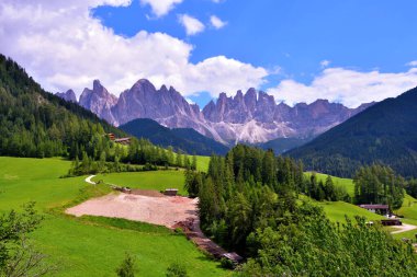 Odle Grubu, Puez Grubu ile birlikte Val Badia, Val Gardena ve Val di Funes İtalya ile çevrili Puez-Odle doğal parkının büyük bir bölümünü oluşturan bir Dolomitler sıradağlarıdır.