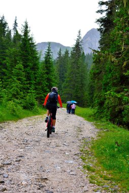 Val di Funes İtalya 'da yürüyüş parkurları