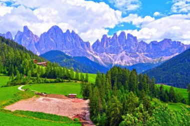 Val di Funes 'un Güney Tyrol İtalya' sına bir göz atalım.