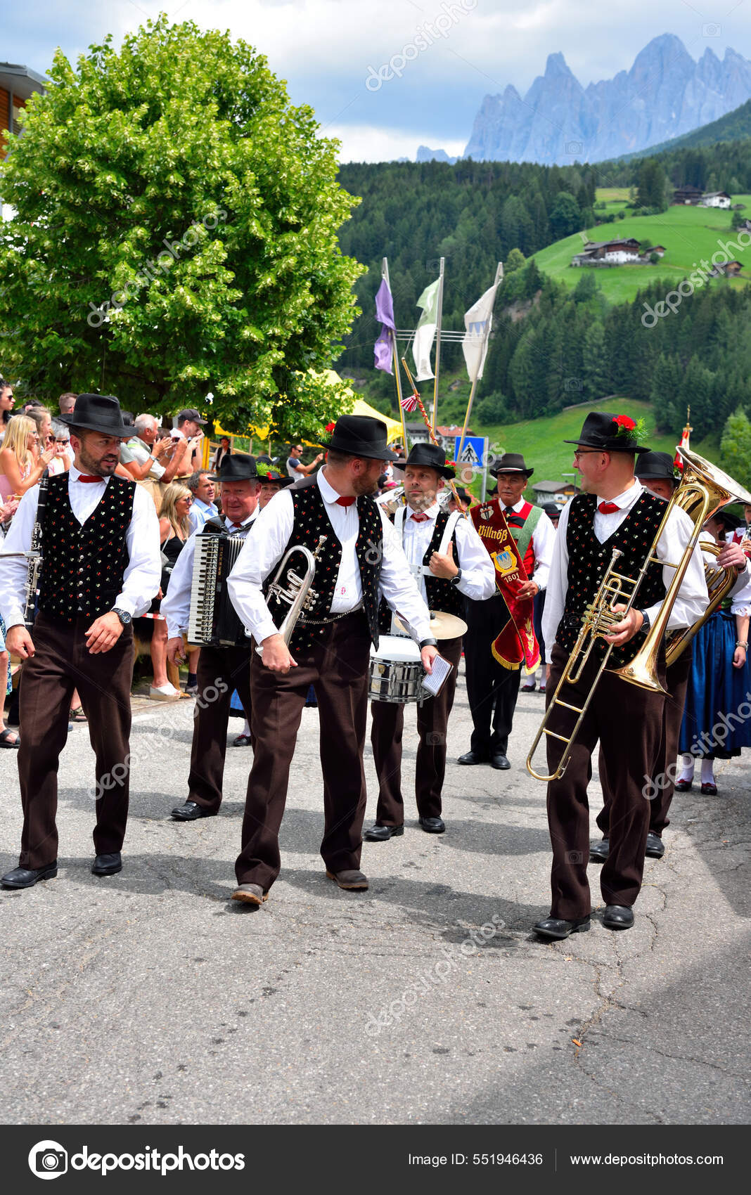 Orquesta Musical Traje Tirol Del Sur Cruza Todo País Tocando — Foto  editorial de stock © maudanros #551946436