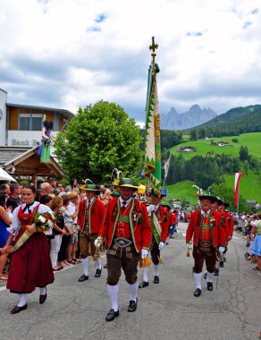Kasaba festivali Villnosser Dorffest 'te tipik Güney Tirol giysisi giymiş erkekler alayı, 8 Temmuz 2018 St Peter Val di Funes İtalya