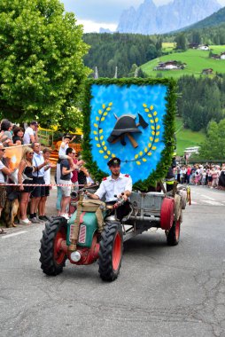 8 Temmuz 2018 San Pietro Val di Funes İtalya 'da, South Tyrolean kostüm geçidinde...